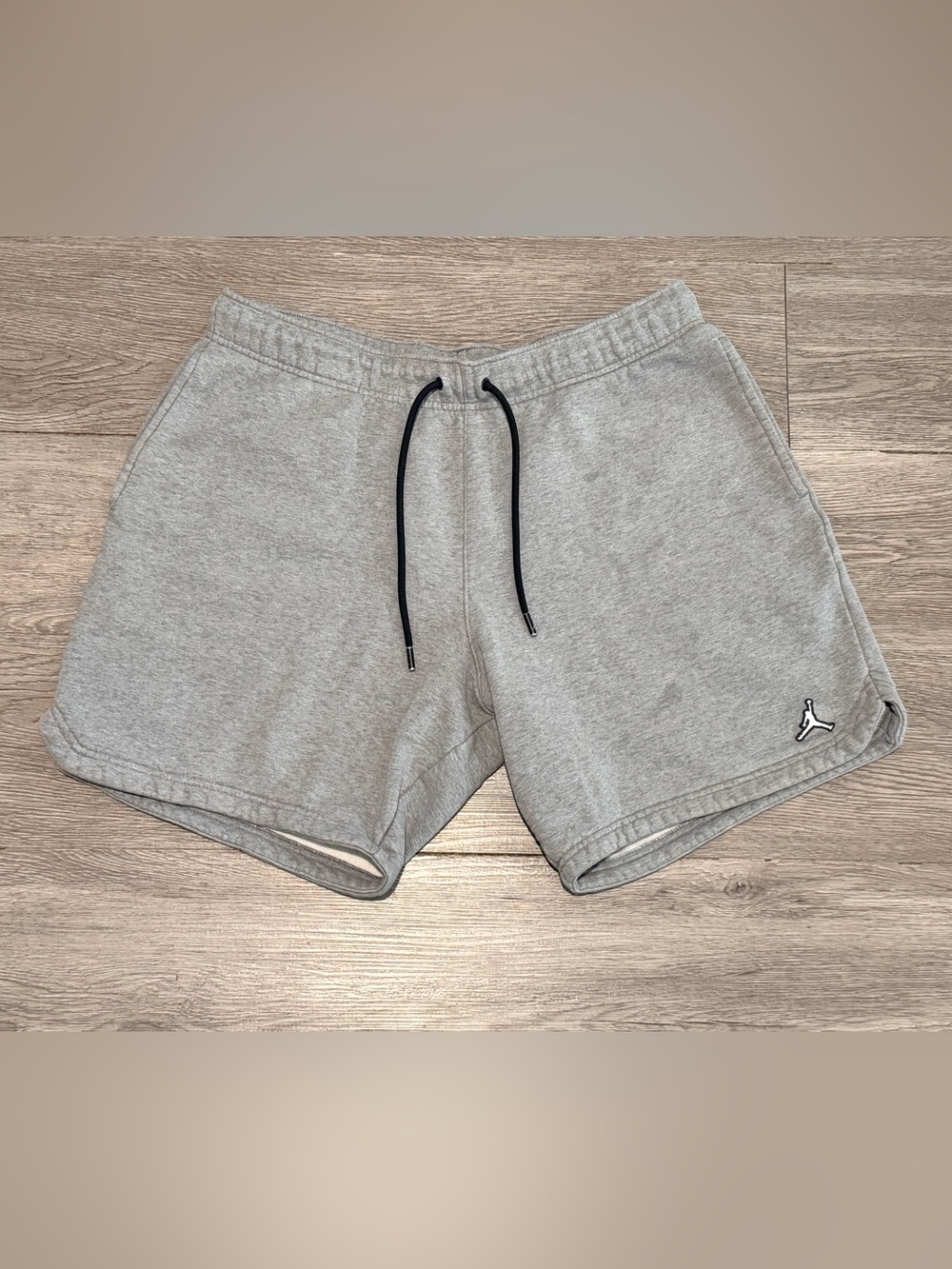 JORDAN ESSENTIALS FLEECE SHORTS 
HEATHER GREY / BLACK 
PRE-OWNED 
MENS SIZE XL